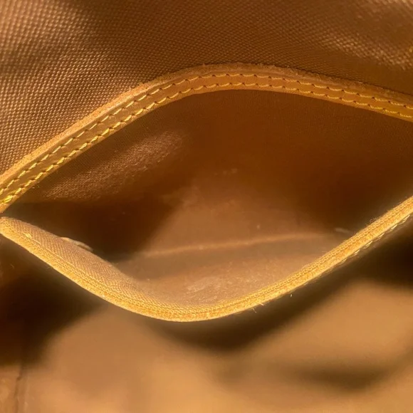 Louis Vuitton Monogram Alma PM (VI0946)        12.6 X 9.8 X 6.3 inch deep - Picture 9 of 15